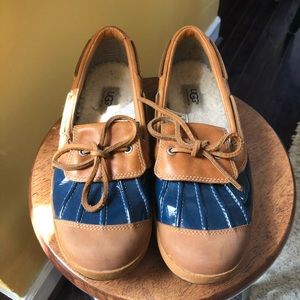 UGG Moccasin with rubber sole & fleece lining, W10